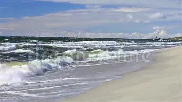 强烈的海浪视频的预览图