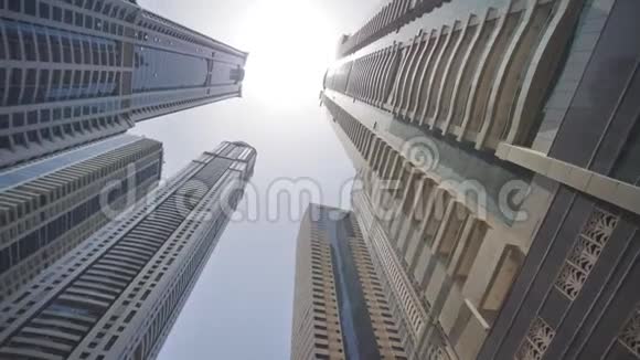 迪拜的高楼大厦在运动和旋转中射击视频的预览图