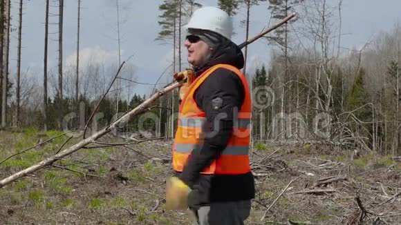 伐木工人在树林里说话视频的预览图