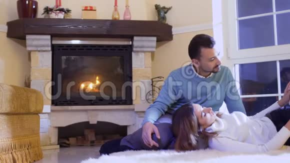 年轻女孩为她的丈夫在地板上跪着读书视频的预览图