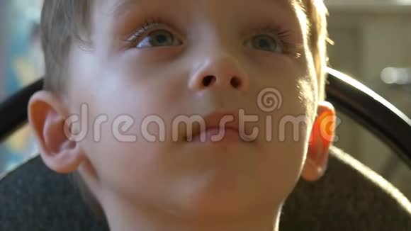 慢镜头拍摄一个沉思儿童脸特写这孩子看上去很体贴视频的预览图