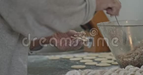 祖母做一道传统的俄罗斯菜包饺子包饺子特写视频的预览图