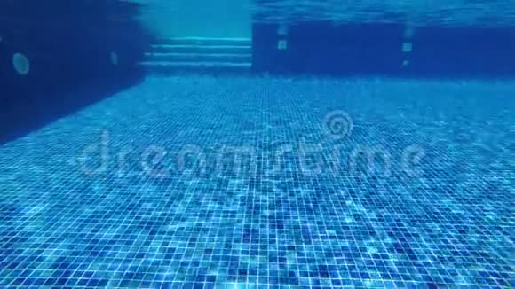 蓝瓷砖游泳池水下拍摄阳光反射视频的预览图
