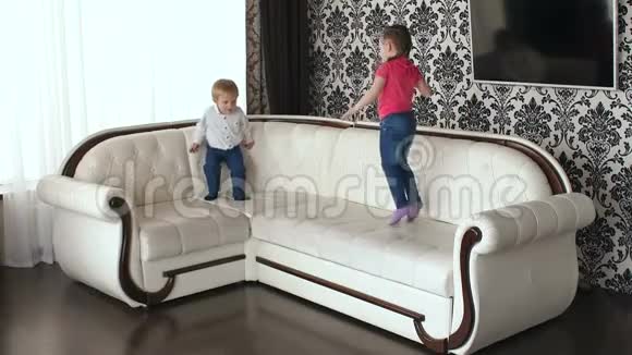 两个幼儿在白色的大沙发上跳视频的预览图