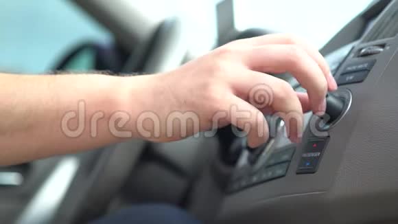 司机在车里调节控制旋钮视频的预览图