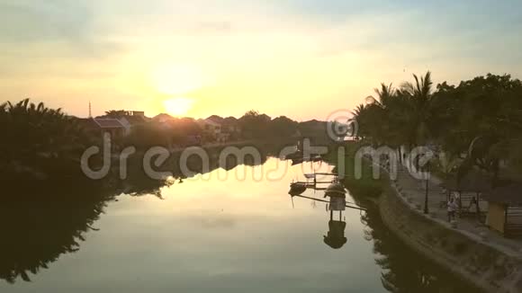 河面运动反射海安上升的阳光视频的预览图