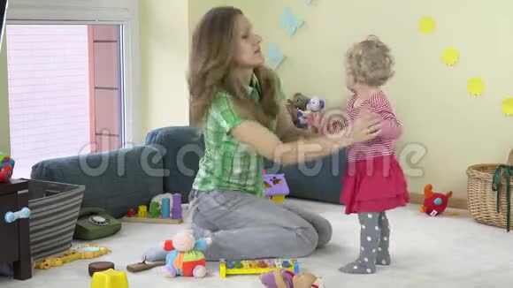 年轻的母亲和小女儿在房间里跳舞4K视频的预览图