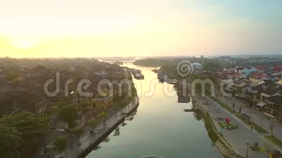 早上在海安河上的过桥运动视频的预览图