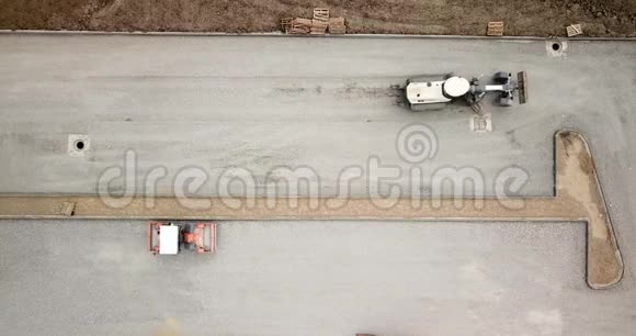 高空俯视施工道路和停车场施工机械在运行视频的预览图