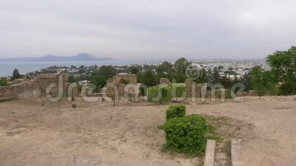 突尼斯古代迦太基遗址树木城市海洋和山脉的景观视频的预览图