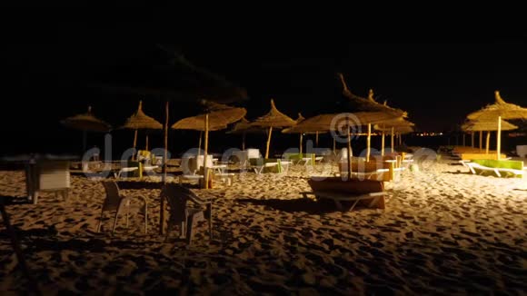 游客在夜间海边海滩休息和游泳视频的预览图