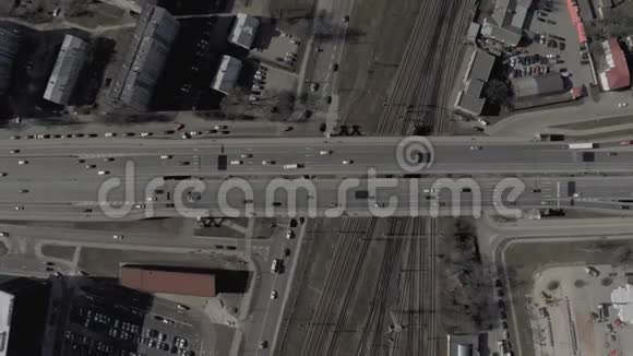 汽车过桥过铁路欧洲城市的交通桥梁高架桥无人机射击视频的预览图