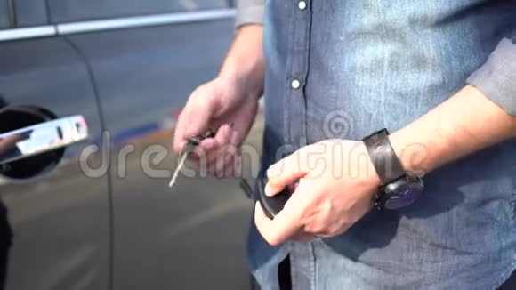 男人用钥匙打开车门视频的预览图
