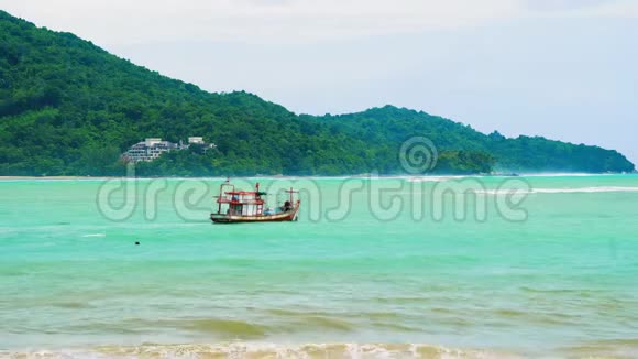 海浪中的渔船热带岛屿视频的预览图