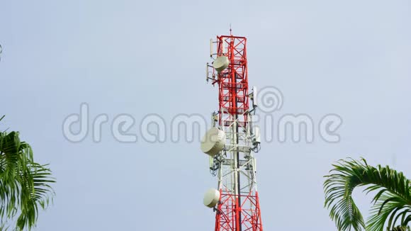 通讯塔山区丛林中的手机塔鸟瞰卫星手机塔在一个视频的预览图
