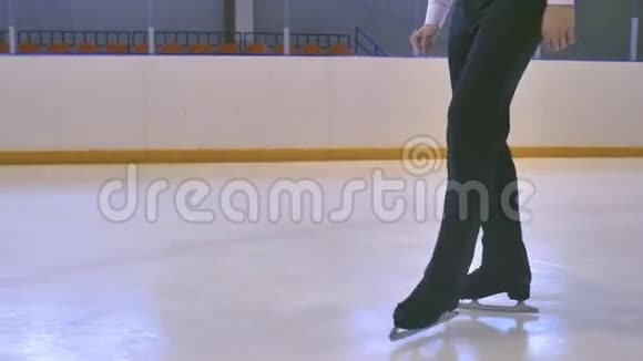 冰冰上的溜冰鞋运动视频的预览图