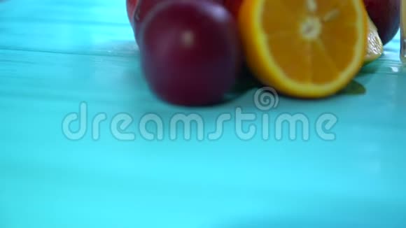 两杯酒旁边的李子和柑橘类水果视频的预览图