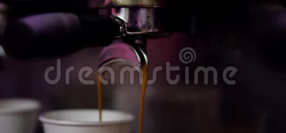 从机头倒咖啡视频的预览图