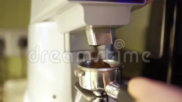 咖啡师从咖啡磨床上取咖啡视频的预览图
