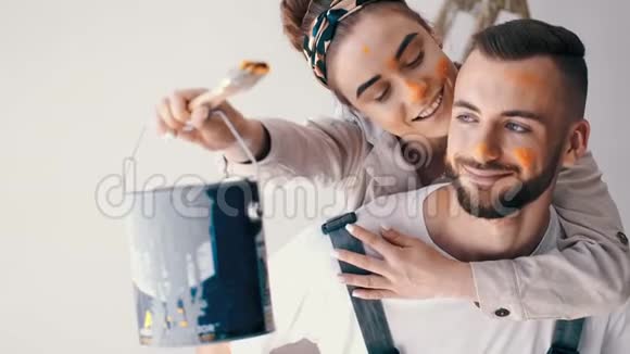 一对幸福的情侣在他们的新公寓里拥抱视频的预览图