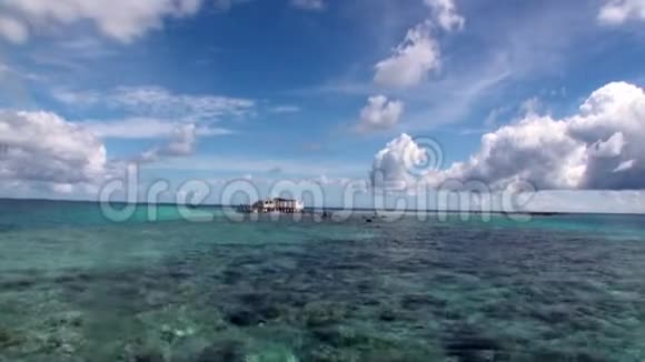 在塔希提岛附近的海水中被遗弃的废弃建筑物视频的预览图