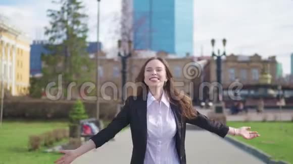 疯狂的快乐女商人在街镇公司跳舞庆祝成就视频的预览图