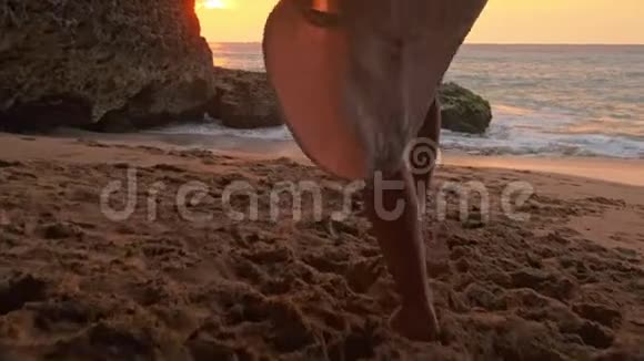 在日落或日出时穿着裙子在水中奔跑的布鲁内特女士快乐无忧无虑的女人在日落时在海滩上跳舞视频的预览图