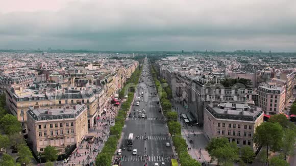 慢动作香榭丽舍大道从上面看到屋顶的巴黎景色视频的预览图