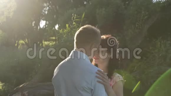 女孩和她的男朋友在夕阳下的森林里慢悠悠视频的预览图