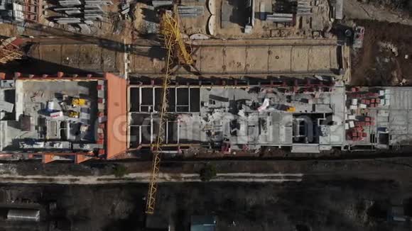 无人机飞过一个建筑工地俯视摄像机飞行上层建筑自上而下的视图空中景观视频的预览图