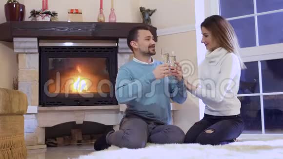 女孩给坐在壁炉旁的丈夫做怀孕测试视频的预览图