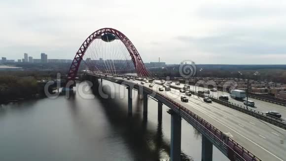 通过莫斯科河的现代斜拉桥的空中景观在多云的天空下移动汽车场景莫斯科视频的预览图