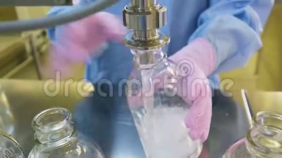 工人将液体倒入化学实验室的电容中视频的预览图