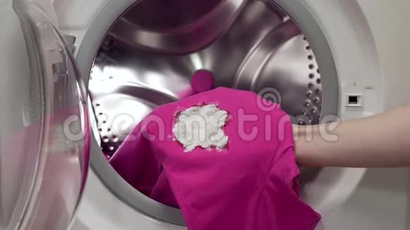 把脏衣服放到洗衣机里洗衣服用洗衣机洗视频的预览图