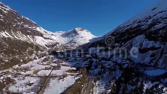 挪威山的空中全景覆盖着雪视频的预览图
