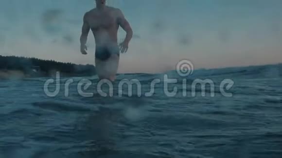 日落时游泳者在室外水中跳跃的慢动作视频的预览图