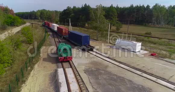 货运列车缓慢通过工厂从顶部看森林的铁路结构视频的预览图