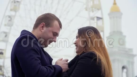 年轻人在户外给女朋友暖手视频的预览图
