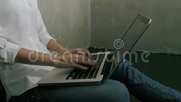 坐在地板上在家里用笔记本电脑打字的女性视频的预览图