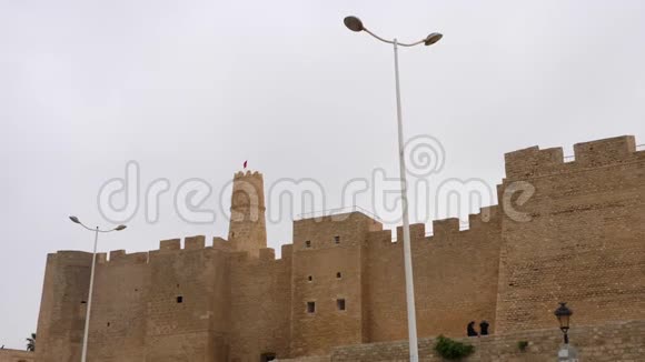 突尼斯阴天的莫纳斯蒂尔和灯笼的里巴特关门视频的预览图