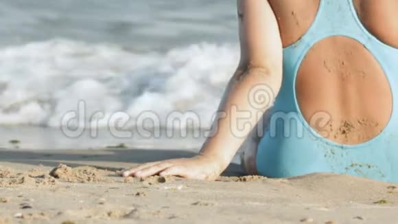 一个女孩在海滩上享受海浪视频的预览图