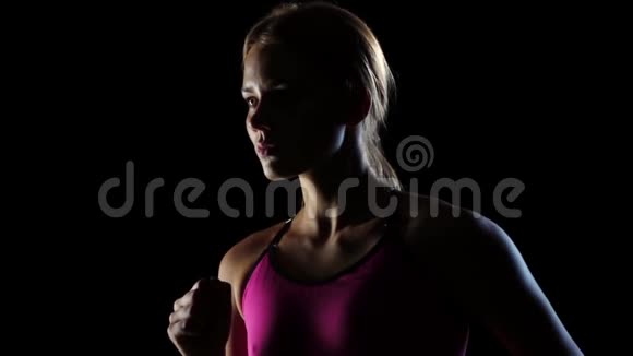慢镜头与自上而下精彩的健身女士在黑色背景慢动作关门视频的预览图