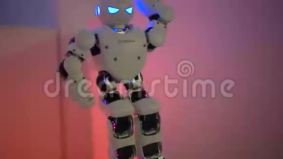机器人跳得很近视频的预览图