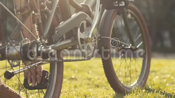 自行车把青草贴紧躺在草地上的自行车视频的预览图