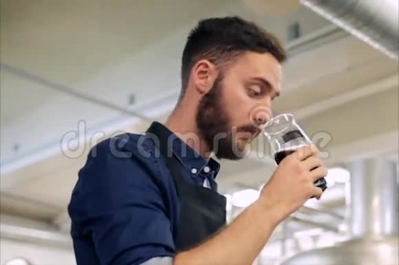 在啤酒厂闻啤酒或啤酒的人视频的预览图
