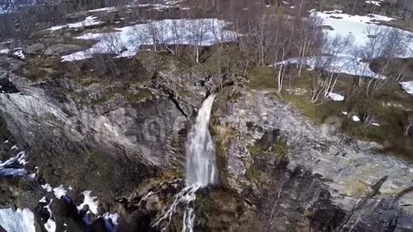 挪威城市树木和雪环绕的山景瀑布视频的预览图