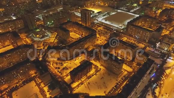 城市里灯火通明的街道和建筑物在夜间发光视频的预览图