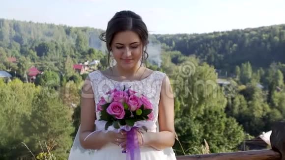 带着结婚花束的新娘看着镜头视频的预览图