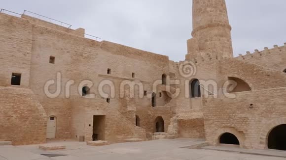 突尼斯莫纳斯蒂尔古堡里巴特砖墙的全景视频的预览图