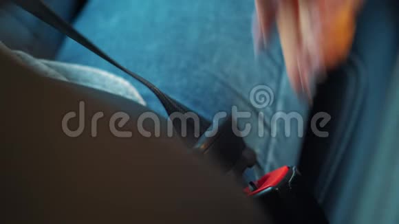 离开汽车前女性手解开安全带视频的预览图